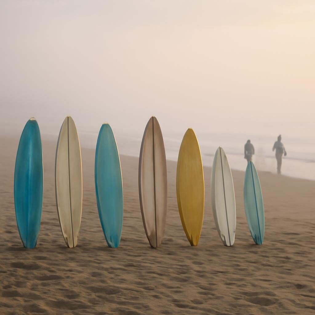 Rangée de planches de surf plantées dans le sable atlantique